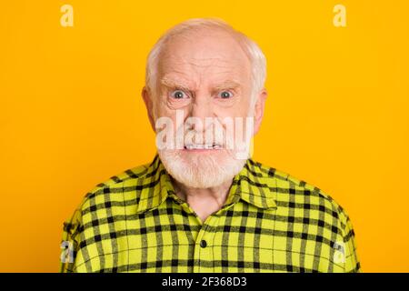 Foto von wütend alten Mann Rentner unglücklich verrückt verrückten Konflikt Uneinigkeit isoliert über gelben Hintergrund Stockfoto