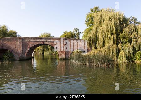 Die Backsteinbrücke aus dem 18th. Jahrhundert über die Themse in Sonning, Berkshire, Großbritannien Stockfoto