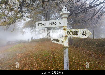 Ein Exmoor Straßenschild an einem nebligen Tag im Herbst in der Nähe von Cloutsham, Somerset, Großbritannien Stockfoto
