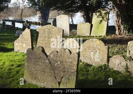 Grabsteine aus dem 17th. Und 18th. Jahrhundert auf dem Kirchhof in Deerhurst, Gloucestershire, Großbritannien Stockfoto