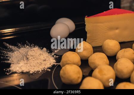 Hausgemachte, Käsebrot Vorbereitung und Zutaten auf schwarzem Hintergrund. Stockfoto