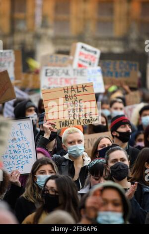 London, Großbritannien. März 2021, 15th. Demonstranten während eines Protestes auf der Straße Reclaim, Parliament Square im Zentrum von London, in Erinnerung an Sarah Everard, die am 3. März bei einem Heimweg aus der Wohnung eines Freundes vermisst wurde. Bilddatum: Montag, 15. März 2021. Bildnachweis sollte lesen Kredit: Matt Crossick/Alamy Live News Stockfoto