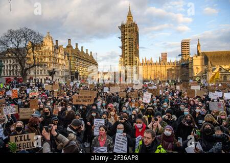 London, Großbritannien. März 2021, 15th. Demonstranten während eines Protestes auf der Straße Reclaim, Parliament Square im Zentrum von London, in Erinnerung an Sarah Everard, die am 3. März bei einem Heimweg aus der Wohnung eines Freundes vermisst wurde. Bilddatum: Montag, 15. März 2021. Bildnachweis sollte lesen Kredit: Matt Crossick/Alamy Live News Stockfoto