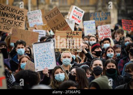 London, Großbritannien. März 2021, 15th. Demonstranten während eines Protestes auf der Straße Reclaim, Parliament Square im Zentrum von London, in Erinnerung an Sarah Everard, die am 3. März bei einem Heimweg aus der Wohnung eines Freundes vermisst wurde. Bilddatum: Montag, 15. März 2021. Bildnachweis sollte lesen Kredit: Matt Crossick/Alamy Live News Stockfoto