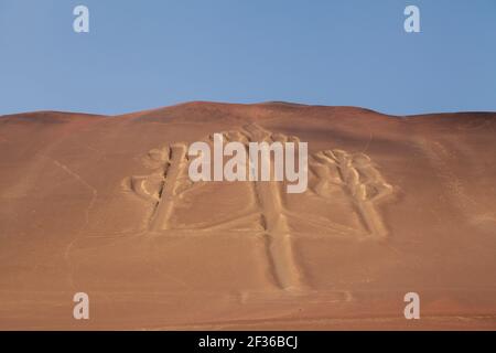 Foto der Paracas Candelabra, eine berühmte 180 Meter lange Geoglyphe, die mit den Nazca-Geoglyphen verwandt ist und sich an der Nordküste der Paracas-Peni befindet Stockfoto