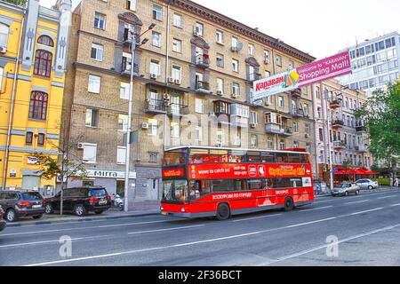 KIEW, UKRAINE - 23. JUNI 2012: Blick auf den roten Touristenbus auf der Esplanadna Straße Stockfoto