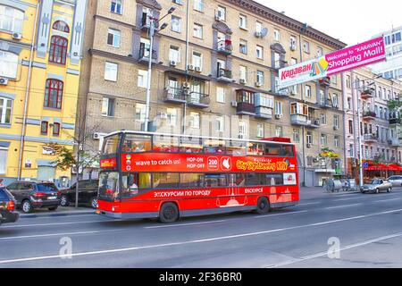KIEW, UKRAINE - 23. JUNI 2012: Blick auf den roten Touristenbus auf der Esplanadna Straße Stockfoto
