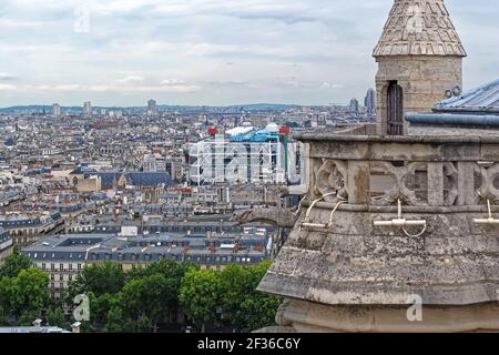 Blick auf das Zentrum von Pompidou und die Dächer von Paris von der Höhe von Notre Dame de Paris. Stockfoto