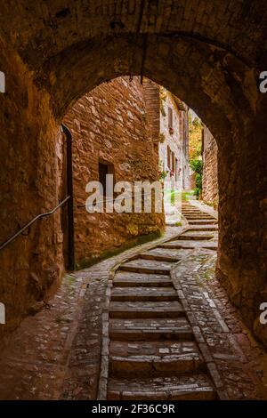 Charakteristische Gasse mit Bogen und Treppe in Spello schöne historische Zentrieren Stockfoto