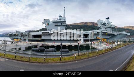Finnart, Schottland, Großbritannien. 15. März 2021. Die Royal Navy Flugzeugträgerin HMS Queen Elizabeth lag am Long Loch in Glenmallon, um vor den Marineübungen, die Teil der britischen Carrier Strike Group 2021 waren, Vorräte und Munition zu übernehmen. Iain Masterton/Alamy Live News Stockfoto