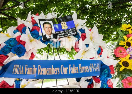 Washington DC, National Law Enforcement Officers Memorial, Kranzblumen FBIAA Federal Bureau of Investigation Agents Association, 911 9-1-1 Helden, Stockfoto