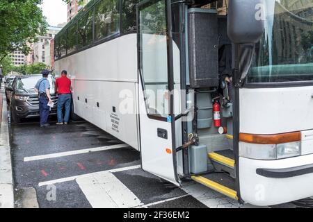 Washington DC, District of Columbia, Kollision Auto Bus Seitenwischen Unfall engen Raum Fehleinrichter, Fahrer Polizist, Stockfoto