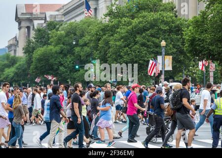 Washington DC, Constitution Avenue, Fußgängerstraße, die Menschenmenge kreuzt, Stockfoto