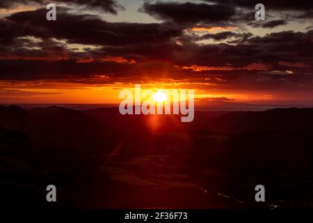 Allgemeine Ansicht Sonne erleuchtet den Horizont vom Hardknott Pass im Lake District, Cumbria. Stockfoto