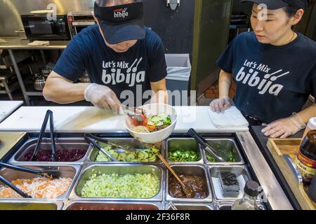 Washington DC, Capitol Hill Nachbarschaft, Let’s Mix! BiBiJa!, asiatische Fusion Fast-Food-Restaurant Mann Frau Angestellte Kellner Vorbereitung Auftrag interio Stockfoto