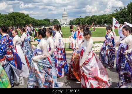 Washington DC, Parade zum Nationalen Gedenktag, koreanische Kriegsveteranen-Vereinigung Asiatische Frauen in traditioneller Kleidung, US-Kapitolgebäude, Stockfoto