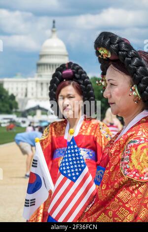 Washington DC, Parade zum Nationalen Gedenktag, koreanische Kriegsveteranen-Vereinigung Asiatische Frauen in traditioneller Kleidung, US-Kapitolgebäude, Stockfoto