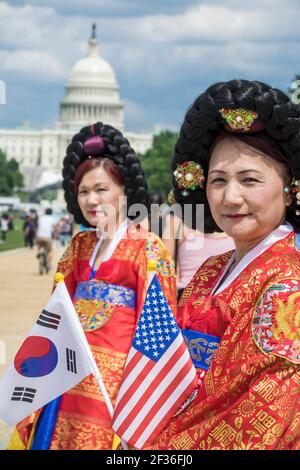 Washington DC, Parade zum Nationalen Gedenktag, koreanische Kriegsveteranen-Vereinigung Asiatische Frauen in traditioneller Kleidung, US-Kapitolgebäude, Stockfoto