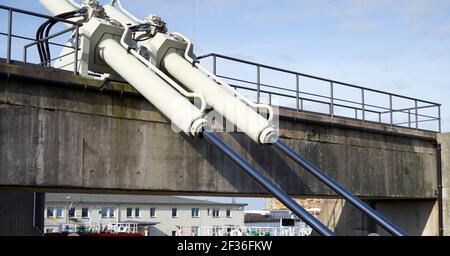 Große Hydraulikzylinder zum Bewegen einer Schwenkbrücke über eine Hafenbecken Stockfoto