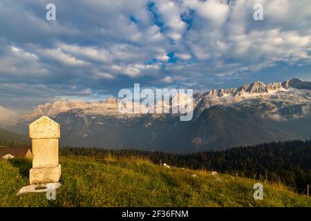 Dolomiten an der italienischen und slowenischen Grenze um den Berg Monte Ursic Mit 2541 m in den Julischen Alpen Stockfoto