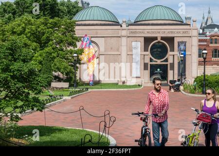 Washington DC, National Mall, National Museum of African Art, Skulptur am Eingang, Yinka Shonibare Windskulptur VII Mann Frau weibliches Paar Fahrrad Stockfoto