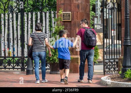 Washington DC, National Mall, Enid A. Haupt Garden Gate asiatische Familie, Mutter Vater Sohn Eintritt, Stockfoto