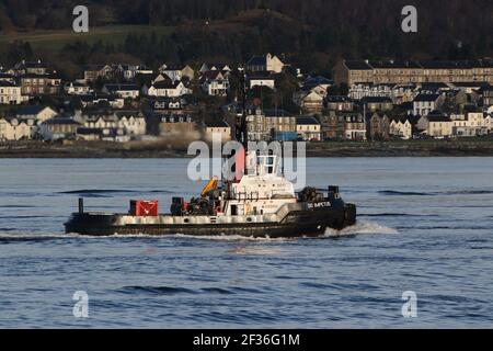 SD Impetus, ein von Serco Marine Services betriebenes Schlepper der Impulse-Klasse, begleitet hier den Royal Navy-Flugzeugträger HMS Queen Elizabeth (R08) beim ersten Besuch des Trägers im Firth of Clyde. Stockfoto