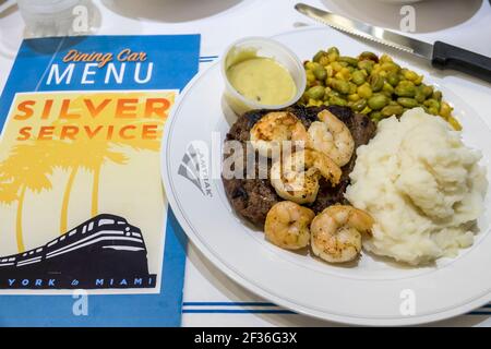 Washington DC, Union Station, Bahnhof Terminal Amtrak Silver Meteor Star, Speisewagen Dinner Service Vorspeise, Steak Shrimps Kartoffelpüree Menü inter Stockfoto