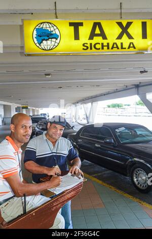 Santo Domingo Dominikanische Republik, Las Américas International Airport SDQ, hispanischer Mann Männer Bodentransport Taxi Service Schild Stand, Stockfoto