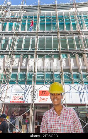 Santo Domingo Dominikanische Republik, Ciudad Colonia Zona Colonial, Calle el Conde Peatonal hispanische Arbeiterin, unter Neubau einer Baustelle Stockfoto