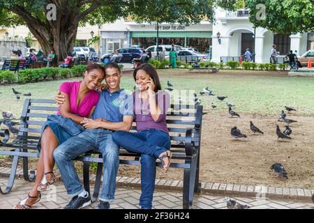 Santo Domingo Dominikanische Republik, Ciudad Colonia Zona Colonial, Calle el Conde Peatonal Parque Colon Columbus Plaza, schwarze hispanische Frau, weiblicher Mann, Putsch Stockfoto