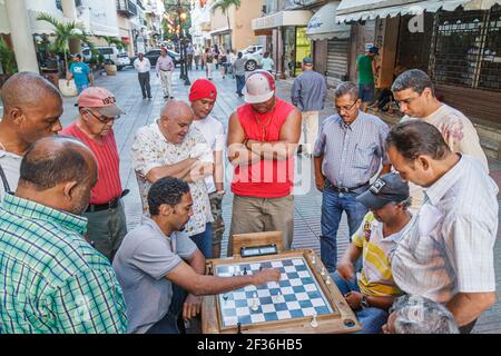 Santo Domingo Dominikanische Republik, Ciudad Colonia Zona Colonial, Calle el Conde Peatonal Fußgängerzone, hispanische Schwarze Männer spielen Schachspiel, Stockfoto