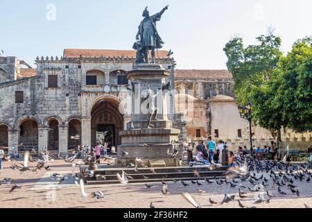 Santo Domingo Dominikanische Republik, Ciudad Colonial Parque Colon Columbus Park, plaza Statue Tauben Basilika Santa María La Menor, National Cathedral Goth Stockfoto