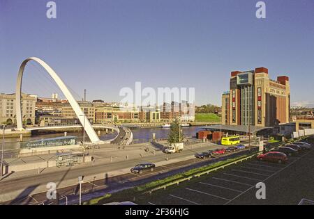 2005. November, die Millennium Bridge und die Baltic Art Gallery, Gateshead Stockfoto