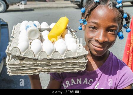 Santo Domingo Dominikanische Republik, Bajos de Haina Schwarze hispanische Haitianerin, Mädchen mit Eiern, Straßenhändler, der Lebensmittel verkauft, Kinderarbeit, Stockfoto