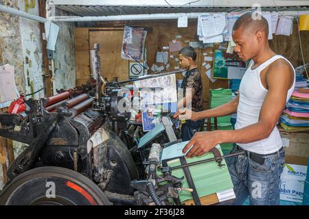 Santo Domingo Dominikanische Republik, Ciudad Colonia Zona Colonial, Calle Isabel la Catolica Hispanic Schwarzer Mann männlicher Teenager, Arbeit Arbeit Job Print PR Stockfoto