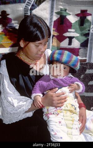 Quito Ecuador Ecuadorianischen Südamerika American Alameda Parc Park, Sonntag Open Market Marktplatz Indigene Otavalo weibliche Teenager-Mädchen Mutter, mit BA Stockfoto