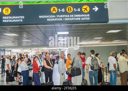 Santo Domingo Dominikanische Republik, Las Américas International Airport SDQ, Abflugsflugsteig-Migrationslinie, Reisende anstehen, hispanische Männer, Frauen, Stockfoto