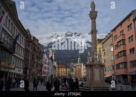 Innsbruck, Österreich - 20. Februar 2019 - die St.-Anna-Säule steht in der Innsbrucker Innenstadt in der Maria-Theresien-Straße Stockfoto