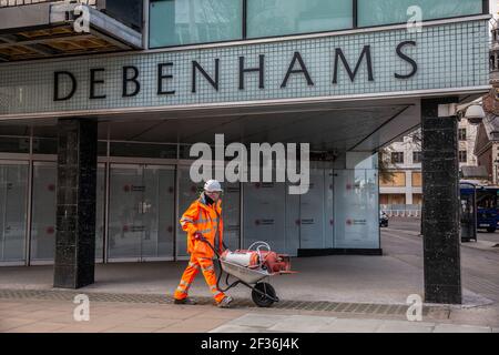 Bauarbeiter geht am Debenhams Kaufhaus in der Oxford Street vorbei, das für den Abriss geschlossen wurde, nachdem das Geschäft 2020 in Liquidation gegangen war. Stockfoto