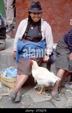 Ecuador Ecuadorianischer Südamerika amerikanischer Otavalo Saquisili Markt, Cotopaxi Chibuleos Indigene Frau weibliches Huhn, Stockfoto