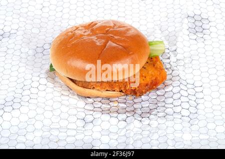 Wendy's Spicy Chicken Sandwich auf Wrapper Stockfoto