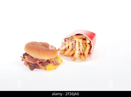 Wendy's Bacon Double Stack Cheeseburger in a Bun bestehend aus 2 Patties, Bacon & Cheese mit Pommes aka Chips Stockfoto