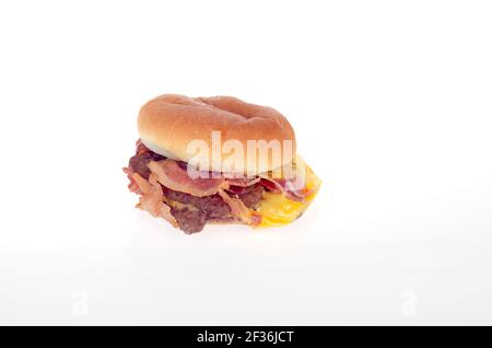 Wendy's Bacon Double Stack Cheeseburger in a Bun bestehend aus 2 Patties, Bacon & Cheese Stockfoto