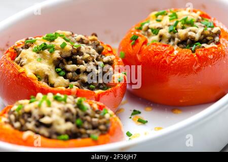 Gebackene Tomaten mit Linsen Stockfoto