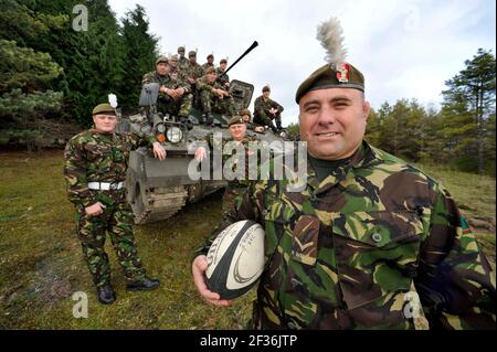 CHRIS BUDGEN VON EXETER RFC N TIDWORTH GARNISON MIT EINEM WARROR TANK UND DAS RUGBY-TEAM DES 2ND BATT ROYAL WELSH REG, DEN ER FÜR 4/11/2010PICTURE DAVID ASHDOWN SPIELT Stockfoto