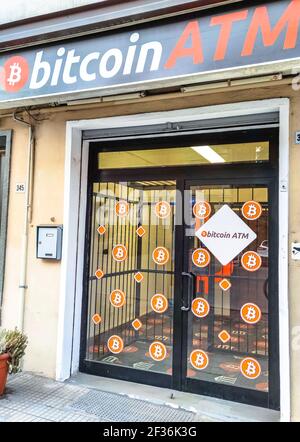 Bologna, Italien - 12. März 2021: Bitcoin ATM Point zu kaufen und zu verkaufen Bitcoins in Euro-Währung. Zukünftige virtuelle Geldbörse und digitales Gold. Stockfoto