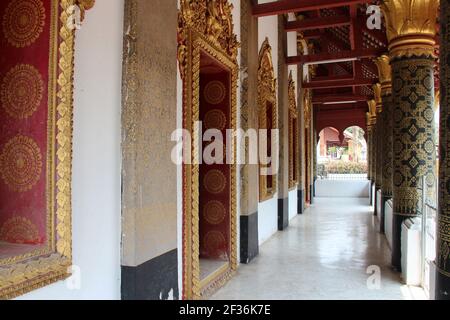 buddhistischer Tempel (wat hua xiang) in luang prabang laos Stockfoto