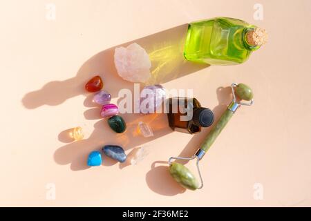 Heilende Kristalle auf braunem Hintergrund Stockfoto