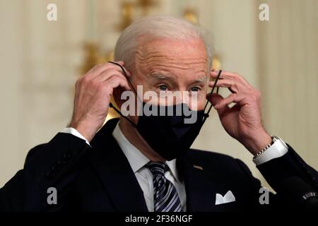 US-Präsident Joe Biden trägt eine schützende Gesichtsmaske, nachdem er am 15. März 2021 im Weißen Haus in Washington Bemerkungen zur Umsetzung des amerikanischen Rettungsplans gemacht hat. Foto von Yuri Gripas/ABACAPRESS.COM Stockfoto